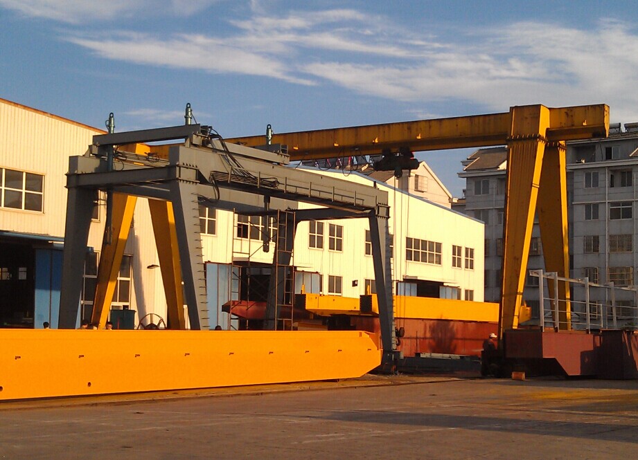 雙梁液壓龍門(mén)吊1.jpg 雙梁液壓龍門(mén)吊1.jpg